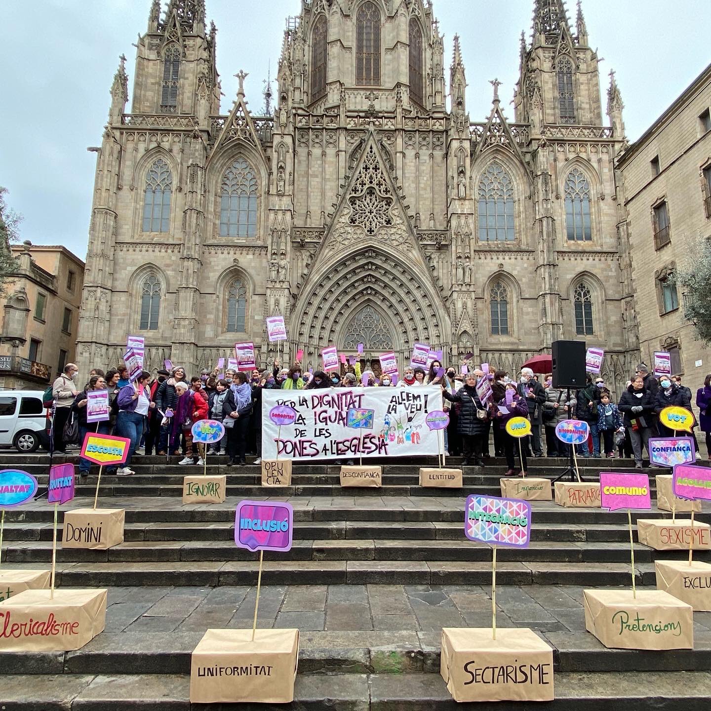 Concentració d'Alcem la veu davant de la catedral de Barcelona el 6 de març passat per defensar la dignitat i la igualtat de les dones a l’Església amb el lema «A l’Església amb veu i vot».