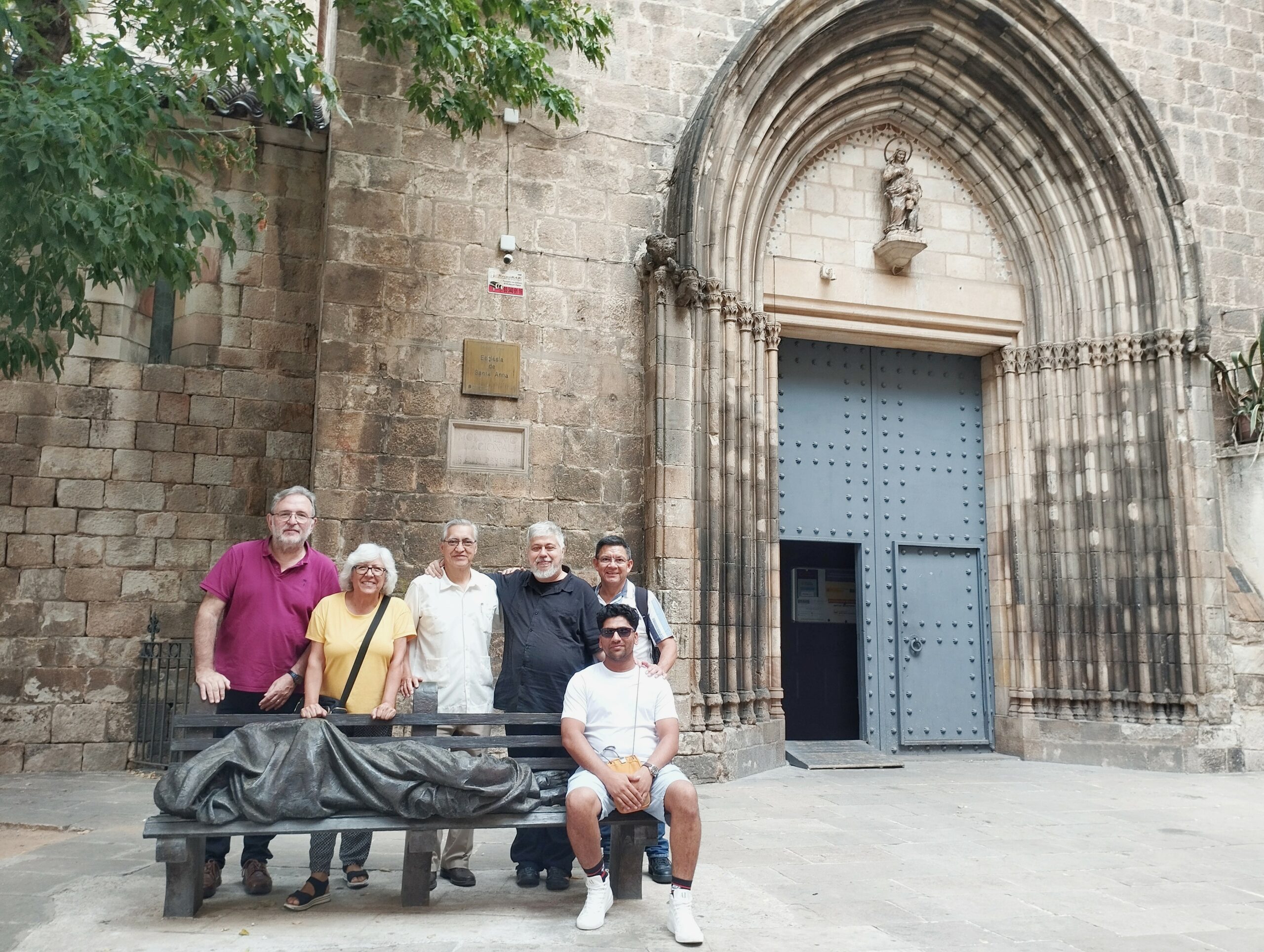 Miguel Montenegro, al mig, acompanyat de membres dels Comitès Òscar Romero. Foto: Antonio Velasco.