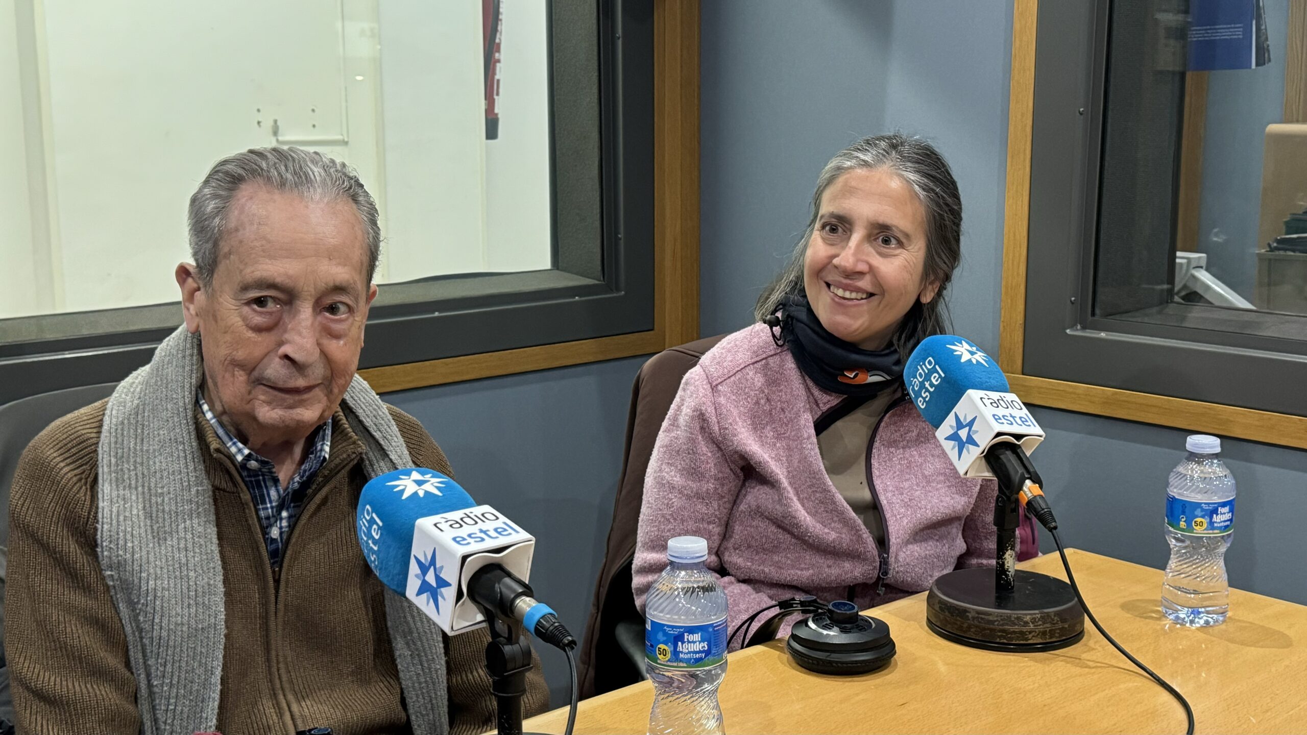 Neus Cerdà i Josep Hortet, de la Fundació Mans a les Mans, als estudis de Ràdio Estel. Foto: David García.