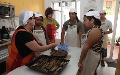 Compartir un plat a taula amb persones nouvingues